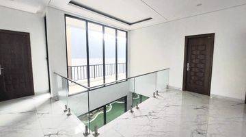 Gambar 1 Rumah 2 Lantai Bagus Semi Furnished di Jl Raya Sutera Buana, Tangerang