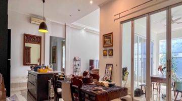 Gambar 4 Rumah Design Classic European Terawat Siap Huni Tanah Luas