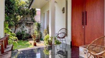 Gambar 1 Rumah Design Classic European Terawat Siap Huni Tanah Luas