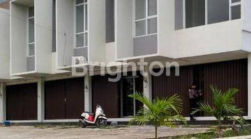 Gambar 1 Ruko Perjuangan Square. Ruko Berderet Jalan Perjuangan Pinggir Jalan Besar