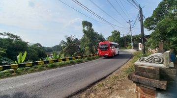 Gambar 2 Tanah Nempel Jalan Raya dekat Klinik Namira