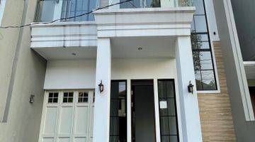 Gambar 1 Rumah Baru 2 Lantai Design American Classic Di Batununggal Rumah