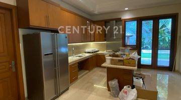 Gambar 4 Rumah Semi Furnished Dengan Private Pool Di Kawasan Elite Pejaten