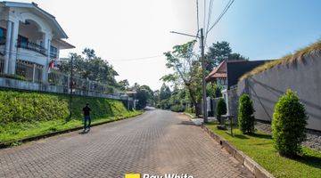 Gambar 2 Rumah Villa Luas di Setiabudi Regency