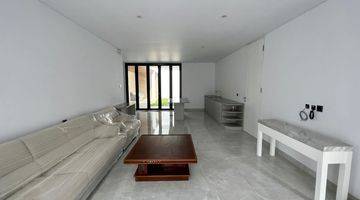 Gambar 5 Rumah Luxury 2 Lantai SHM Semifurnished Setiabudi Regency