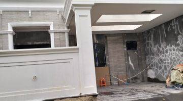 Gambar 1 Rumah Tinggal Dengan Design American Classic Depan Taman di Griyaloka Bsd City