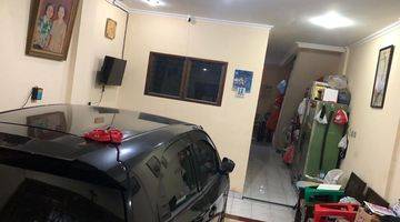 Gambar 2 Di jual rumah 2 1/2 lantai di jelambar. Harga nego