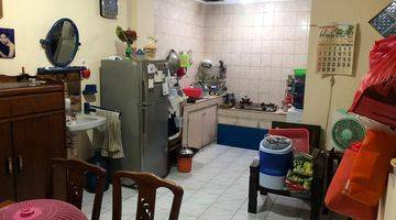 Gambar 4 Di jual rumah 2 1/2 lantai di jelambar. Harga nego