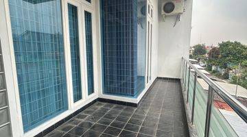 Gambar 3 Rumah 2 Lantai Siap Huni Semi Furnished di Joglo, Jakarta Barat