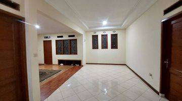 Gambar 1 Di kontrakan rumah hook cantik 2 lantai fully furnished . Hanya 3 menit ke main road suci