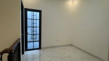 Gambar 4 Rumah 2 Lantai Bagus Semi Furnished SHM di Tanah Baru Beji Depok