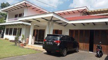 Gambar 2 Rumah besar di tengah kota