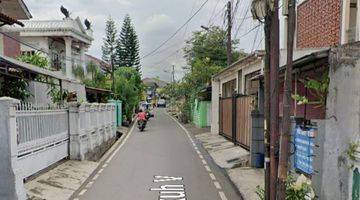 Gambar 1 Rumah 3 Lantai Pinggir Jalan Dukuh V