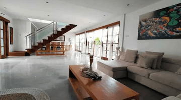 Gambar 1 Fully Private Freehold Villa With Spacious Garden, Large Pool, And Modern Amenities