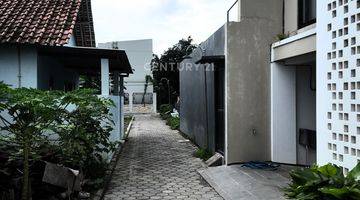 Gambar 3 Rumah 3 Kamar Akses Private Di Palagan Belakang Hotel Hyatt