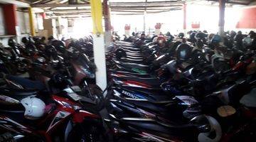 Gambar 4 Rumah sekaligus usaha parkiran motor di dekat stasiun Bekasi