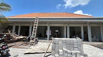 Gambar 2 High Exposure Two Storey Shop In Canggu With Parking Lot