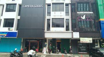 Gambar 1 Ruko di Jalan Boulevard Barat Kelapa Gading, Jakarta Utara