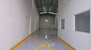 Gambar 2 Gudang Full Epoxy Bersih dan Rapi akses container 20" Lokasi Strategis