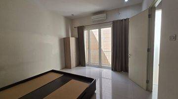 Gambar 4 Disewakan Rumah 2 Lantai Semi Furnished Jalan Woodland Citraland Surabaya