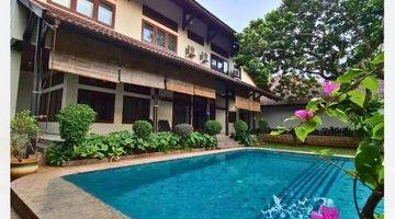 Gambar 1 Resort House di Kemang, Turun Harga 