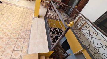 Gambar 4  Rumah Murah 2 Lantai Semi Furnished, Harga Cuma 1 Milyaran Di Taman Sutorejo, Surabaya