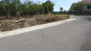 Gambar 4 Tanah Tepi Jalan Aspal di Kawasan Perumahan Balecatur Sleman