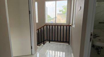 Gambar 3 Rumah 2 Lantai Semi Furnished SHM di Ciputat