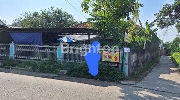 Gambar 2 RUMAH BESAR PINGGIR JALAN