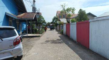 Gambar 3 Rumah tepi jalan Kom Yos Sudarso dekat area pasar tradisional