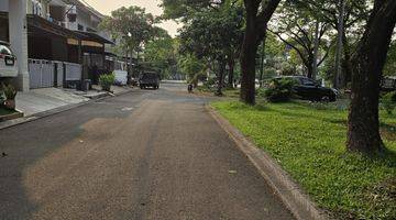 Gambar 5 Rumah Depan Taman Dengan Row Jalan Besar Di Alam Sutera