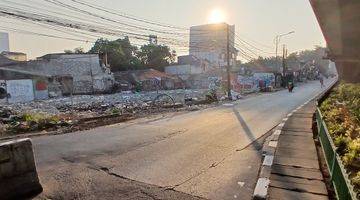 Gambar 1 Strategis Tanah Luas di pinggir Jalan Utama Jakarta Selatan 