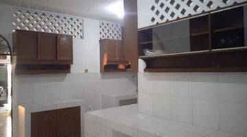 Gambar 3 Rumah Besar 2 lantai memiliki banyak kamar dan juga dapur yang cukup besar, dan juga sirkulasi udara yang baik