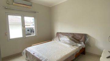 Gambar 2 Rumah Bagus 2 Lantai Di Kota Wisata Semi Furnished