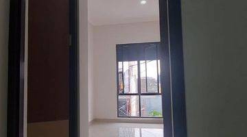 Gambar 3 Rumah 2 Lantai Baru Semi Furnished Royal Paka Residence 1 Menit Dari Upn