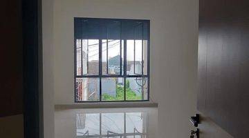 Gambar 4 Rumah 2 Lantai Semi Furnished di Royal Paka Residence No.10-12, Surabaya