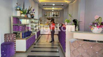 Gambar 1 Toko Kue, Cafe & Salon 