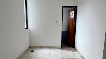 Gambar 4 Dijual Rumah 3 Lantai SHM Bagus Lokasi Komplek