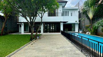 Gambar 1 Luxurious House With Big Garden & Private Swimming Pool