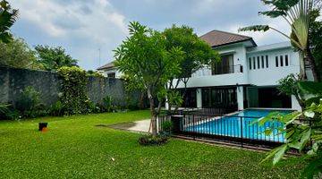 Gambar 4 Luxurious House With Big Garden & Private Swimming Pool