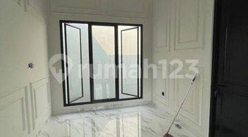 Gambar 4 Rumah Baru 2 Lantai Semi Furnished SHM di Griya Loka Bsd