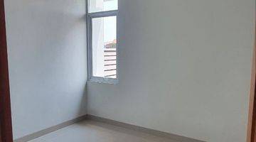 Gambar 4 Rumah 2 Lantai Baru Unfurnished SHM di Klodran Indah, Karanganyar