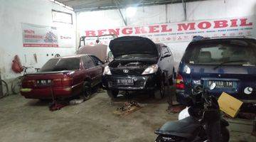 Gambar 1 Bengkel Mobil Strategis di Pinggir Jalan Raya Jakarta Timur