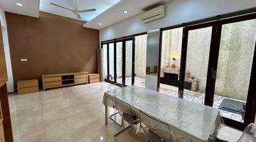 Gambar 1 Rumah 2,5 Lantai Semi Furnished di Jakarta Selatan