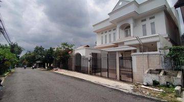 Gambar 1 Rumah 3 Lantai Baru Semi Furnished SHM di Cigadung, Bandung