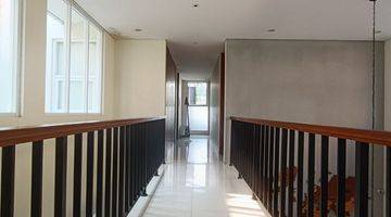 Gambar 4 Rumah 2 Lantai Semi Kontemporer Full Furnished SHM di Geger Kalong, Bandung