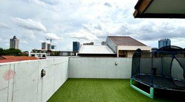 Gambar 3 Rumah Siap Huni Bangunan 3 Lantai Dengan Rooftop City View