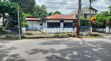 Gambar 3 Rumah Tanah Besar di Sagrat dengan Kolam Renang