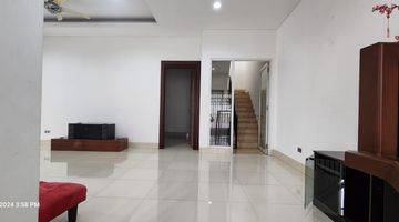 Gambar 2 Dijual Rumah 2 Lantai 4kt SHM di Versailles Residence