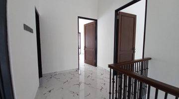 Gambar 3 Rumah Classic Baru 2 Lantai Shm Di Sentul City, Bogor